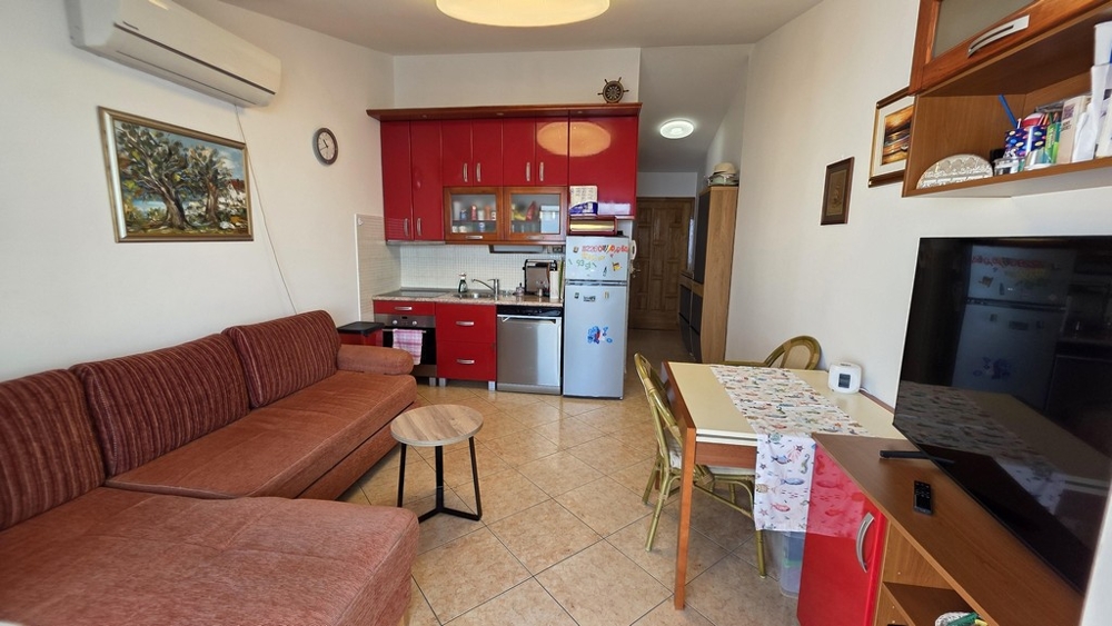 Séjour avec canapé et cuisine ouverte