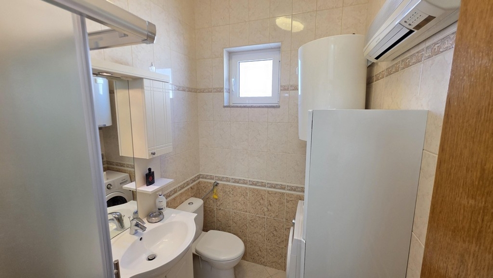 Salle de bains avec WC et lave-linge