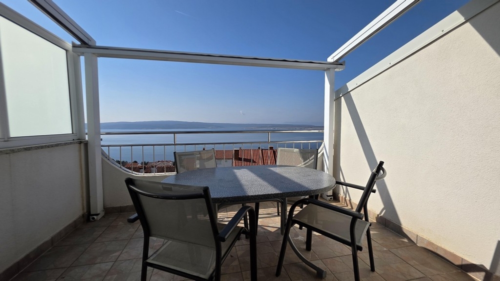 Balcon avec coin salon et vue mer panoramique