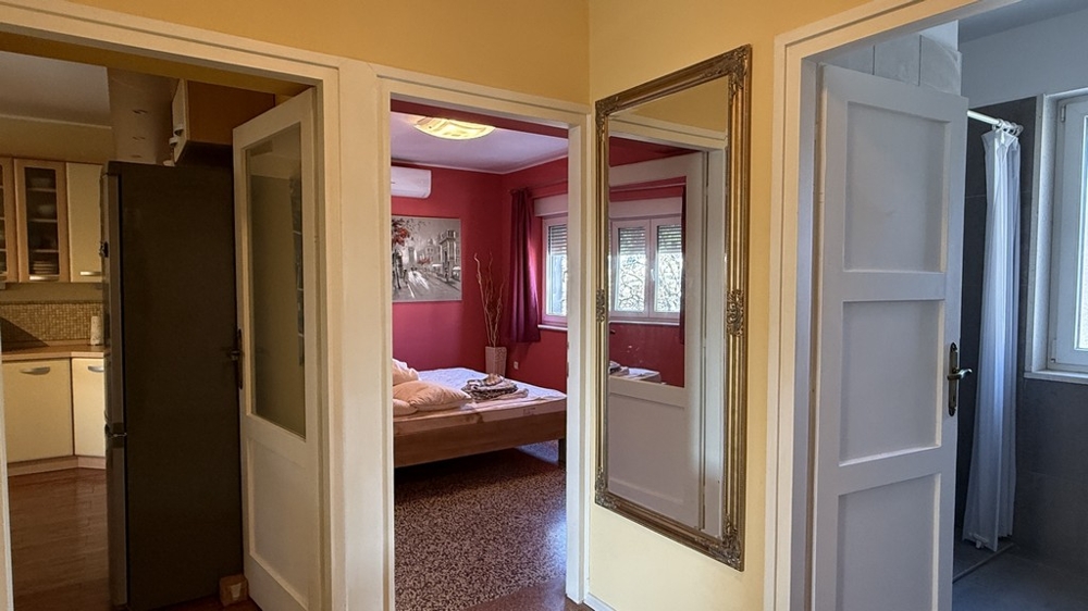 Chambre avec lit double et climatisation à Vodice