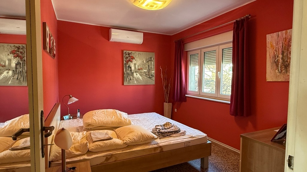 Chambre avec fenêtre et mur rouge