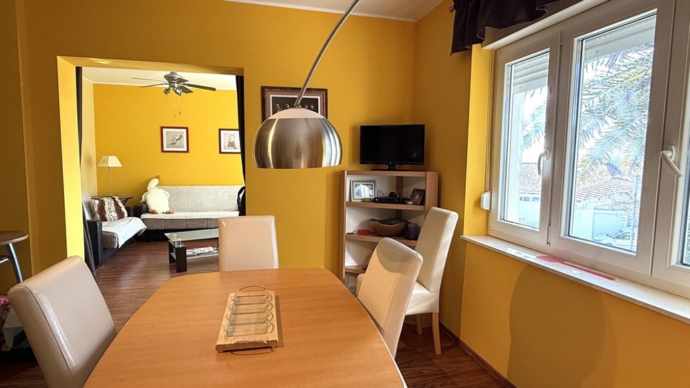 Coin repas avec table et passage vers le salon