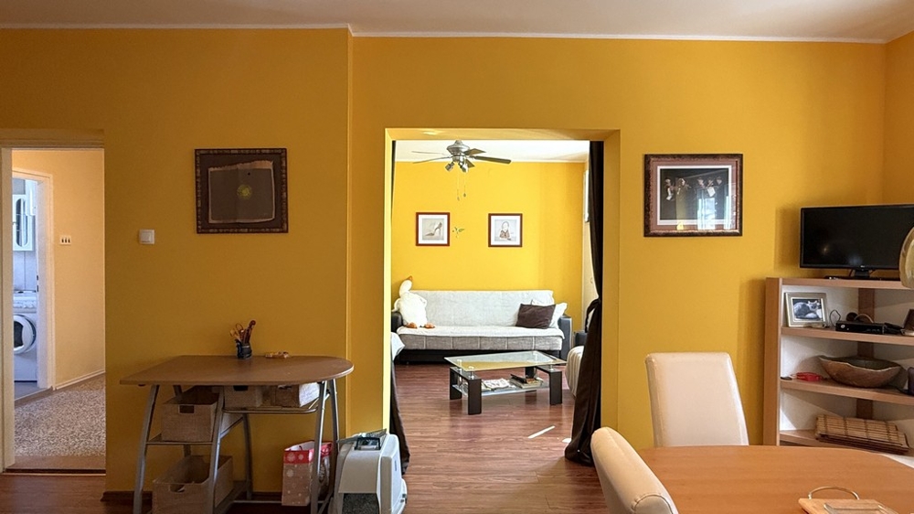 Cuisine ouverte avec cuisine équipée et électroménager à Vodice