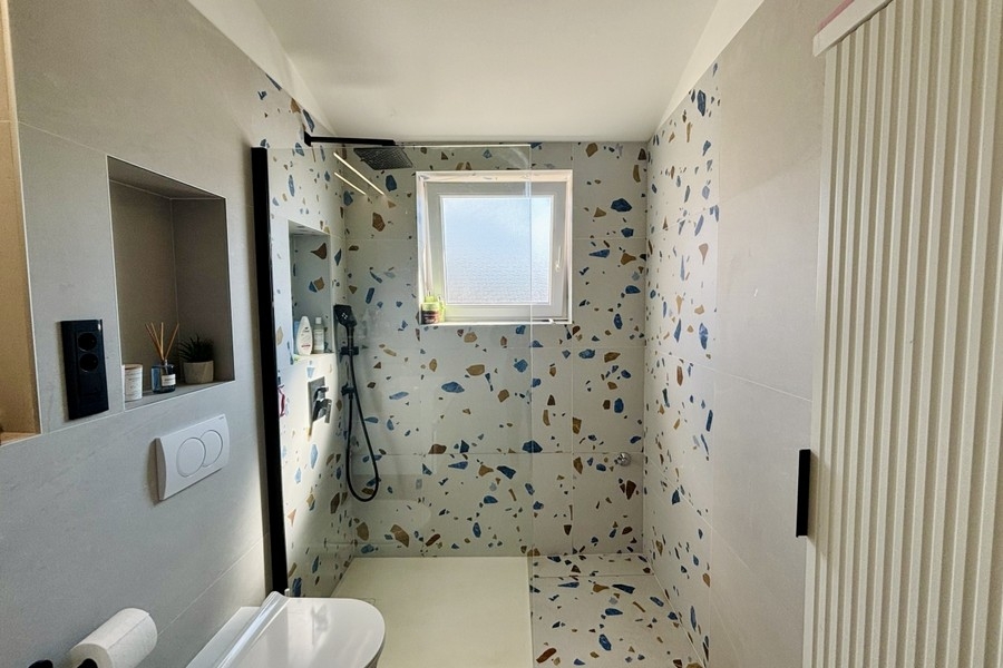 Salle de bains moderne avec douche à l'italienne et fenêtre