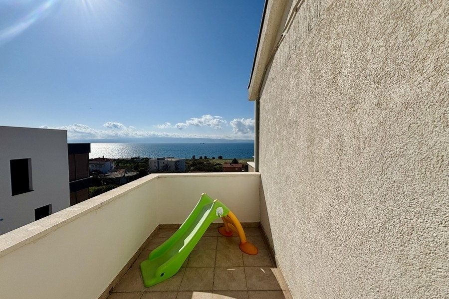Balcon avec vue mer dégagée et ensoleillement