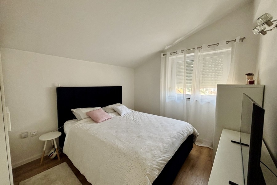Chambre avec lit double et atmosphère calme