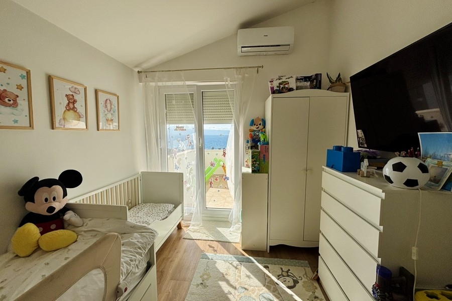 Chambre d'enfant avec accès au balcon et vue sur la mer