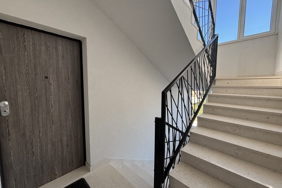 Cage d'escalier de l'immeuble avec accès à l'appartement
