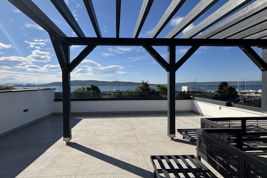 Grand toit-terrasse avec pergola et vue mer