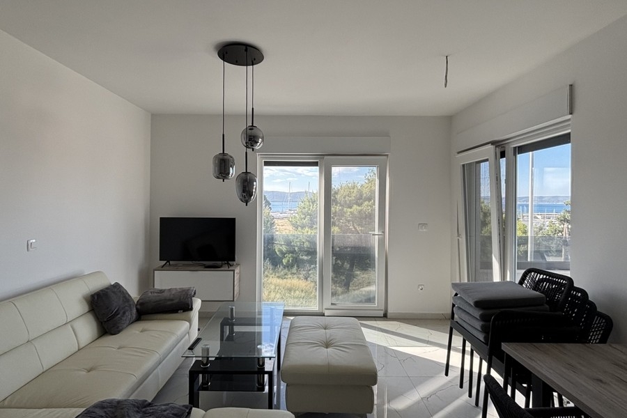 Pièce de vie avec accès au balcon et vue mer