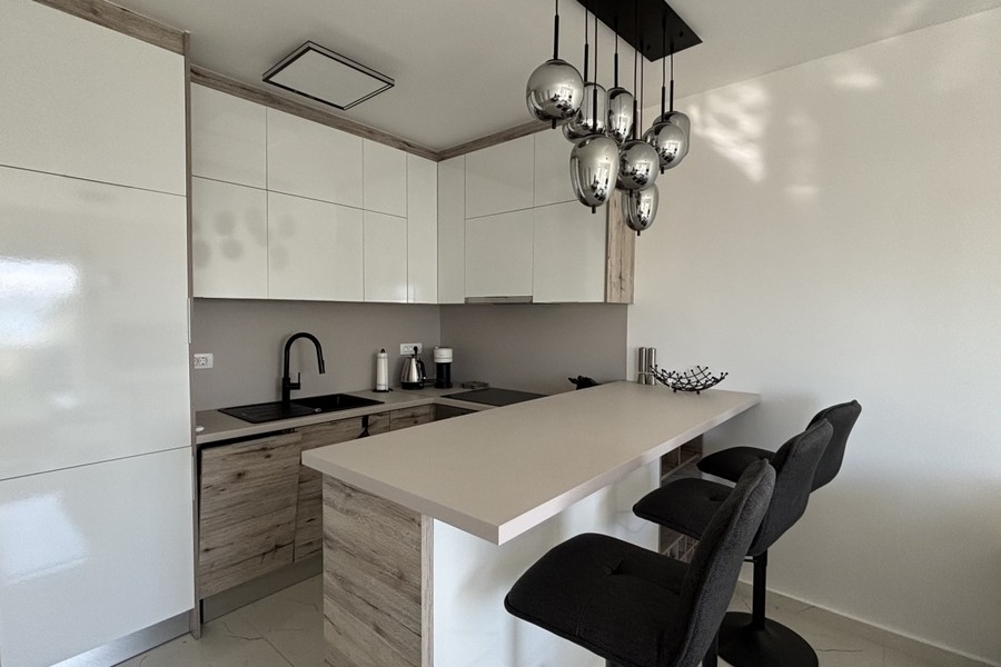 Cuisine moderne avec îlot de cuisson et tabourets de bar