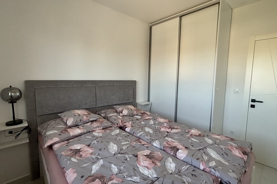 Chambre avec lit double et placard intégré