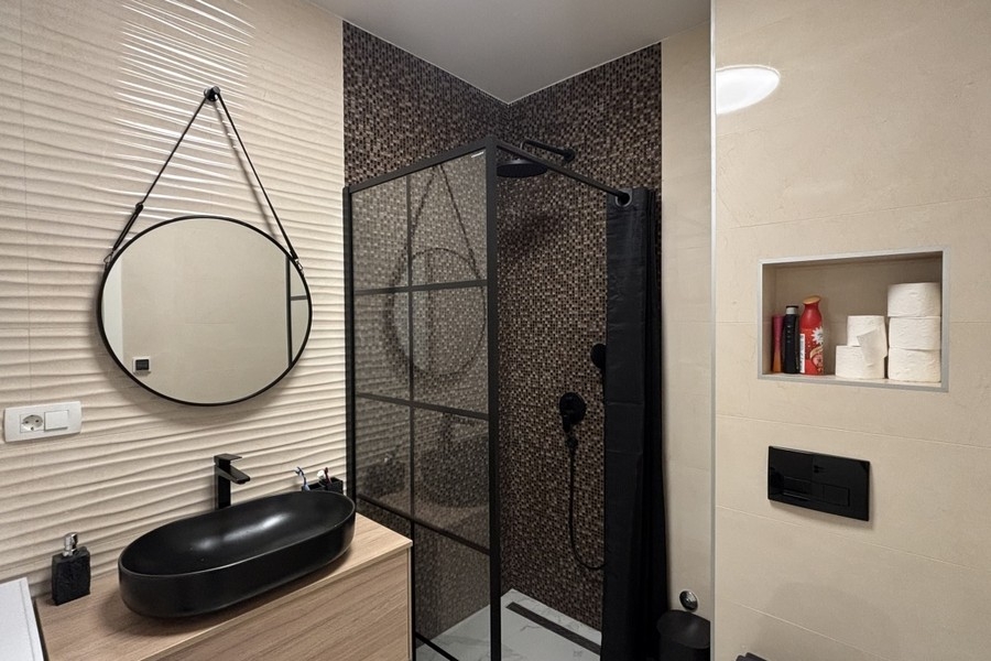 Salle de bains moderne avec douche et lavabo
