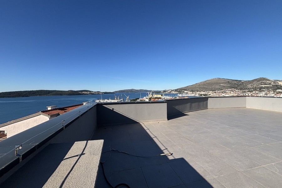 Toit-terrasse avec vue mer à Trogir sur la côte croate.