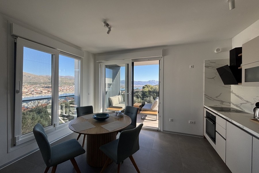 Séjour avec vue sur la ville et la mer - bien A3909.