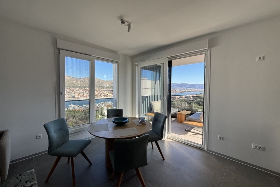 Séjour moderne avec terrasse et vue mer