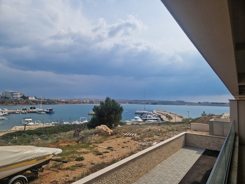 Appartement neuf directement en bord de mer à vendre sur Pag en Croatie.