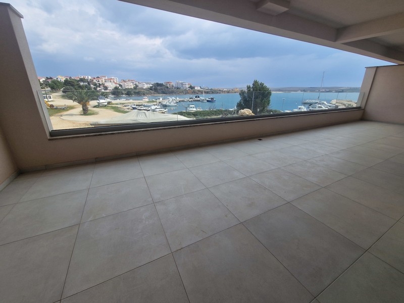 Vue mer depuis la terrasse du bien A3912 à Povljana, île de Pag.