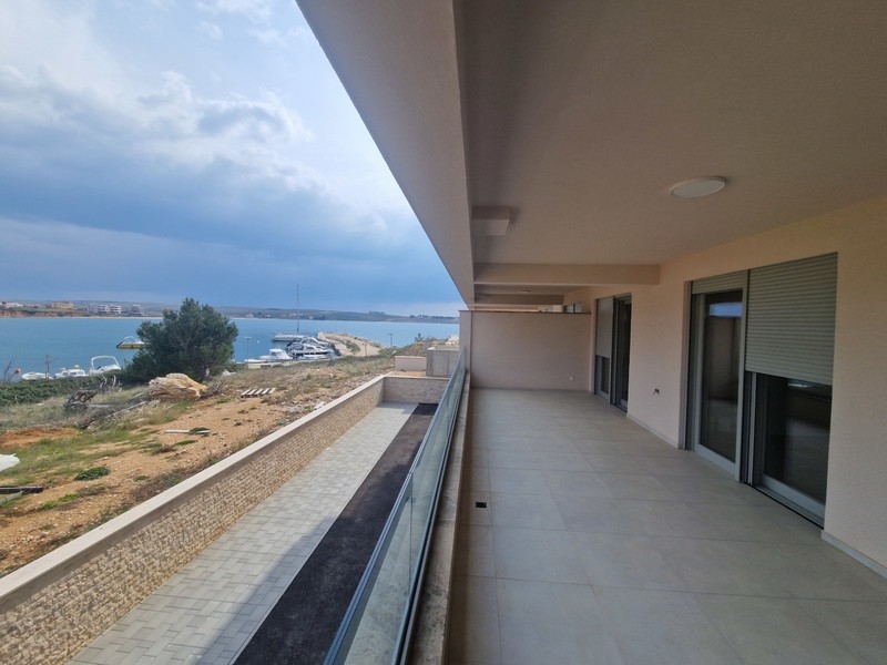 Balcon avec vue mer et vaste terrasse