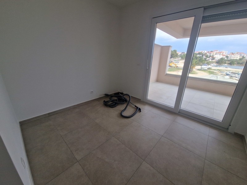 Chambre avec accès au balcon et vue mer