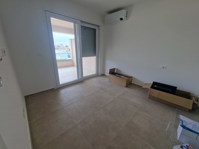 Chambre avec climatisation et accès au balcon