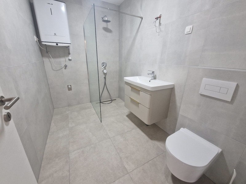 Salle de bains moderne avec douche et lavabo