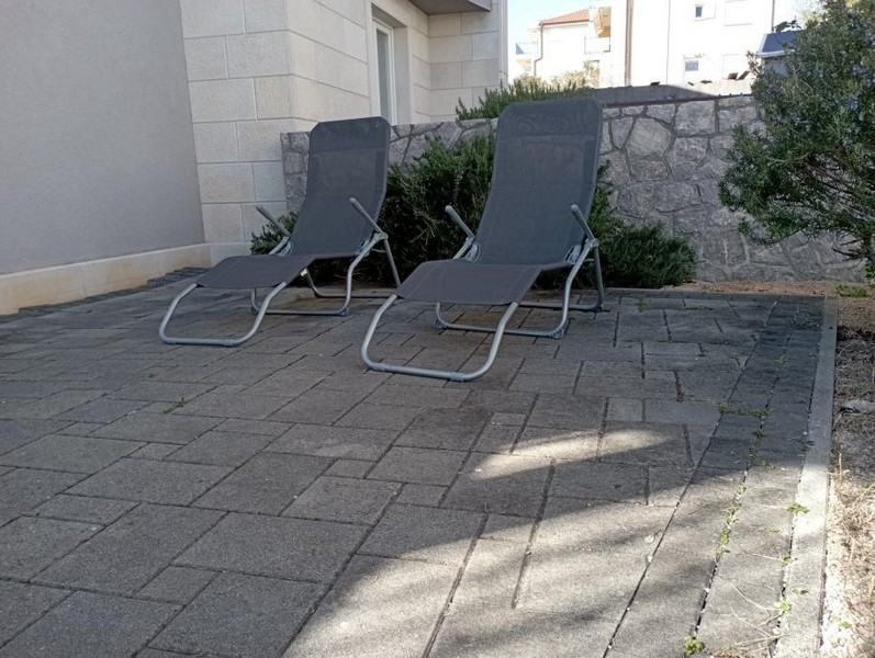 Terrasse avec bains de soleil du bien A3913 en Croatie - Panorama Scouting.