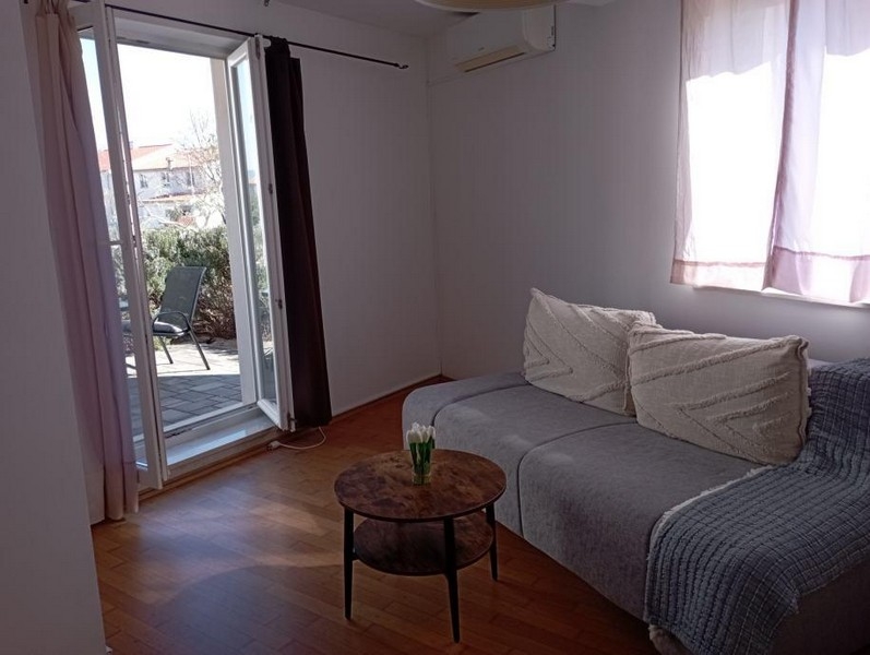 Séjour avec canapé et accès à la terrasse
