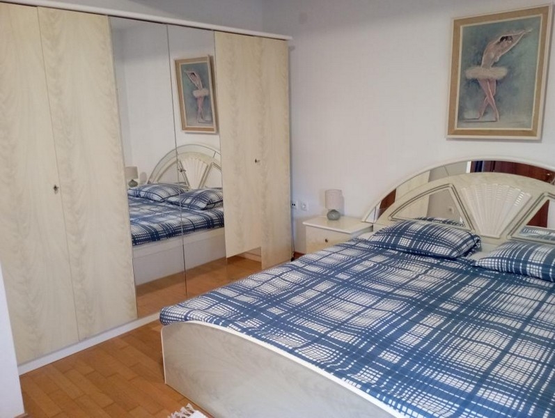 Chambre avec lit double et penderie