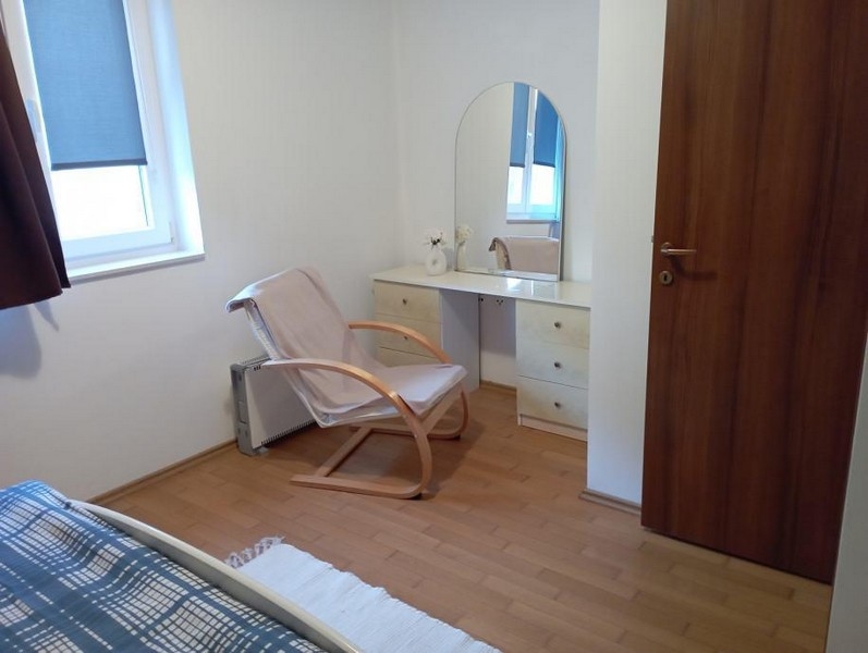Chambre avec coin salon et coiffeuse