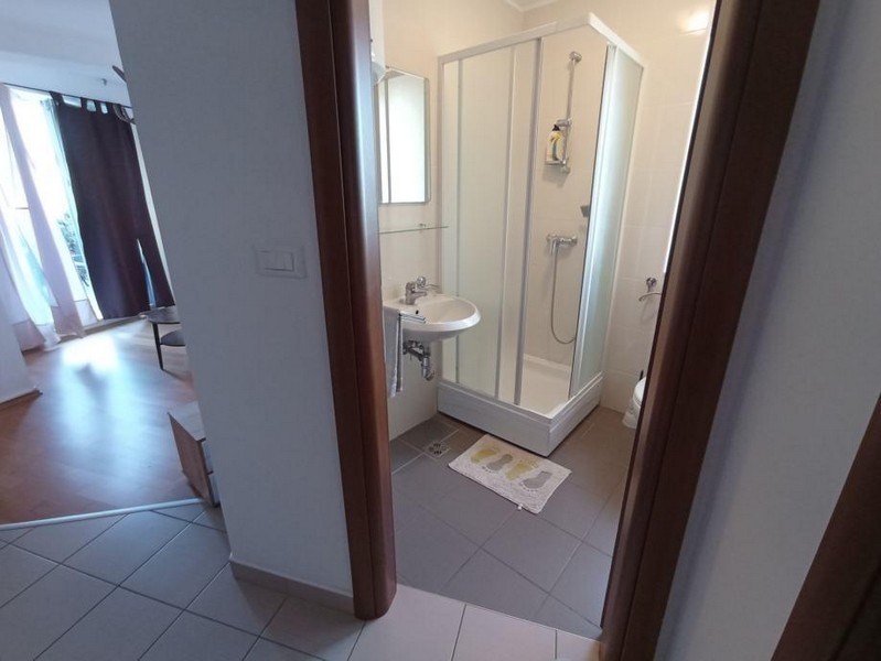 Salle de bains avec douche et lavabo