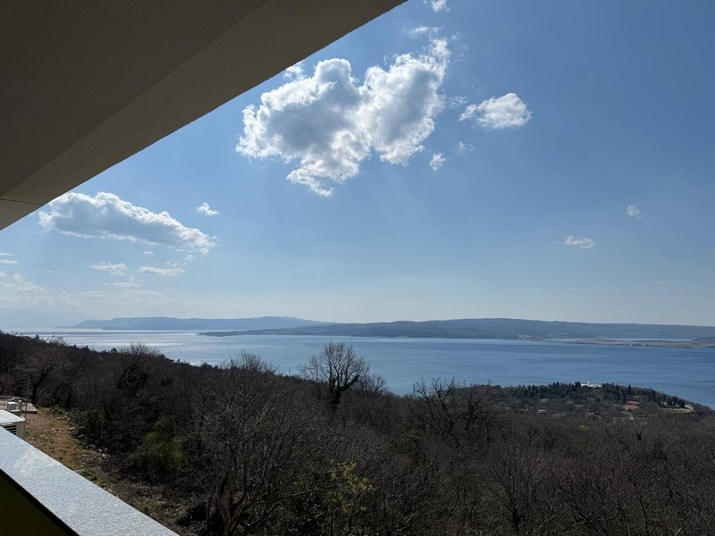Balcon avec vue mer dégagée et panorama sur le paysage côtier
