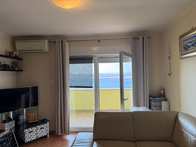 Salon avec accès au balcon et vue mer