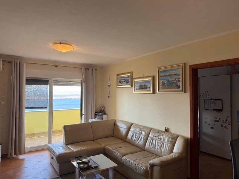 Séjour avec canapé et vue sur la mer