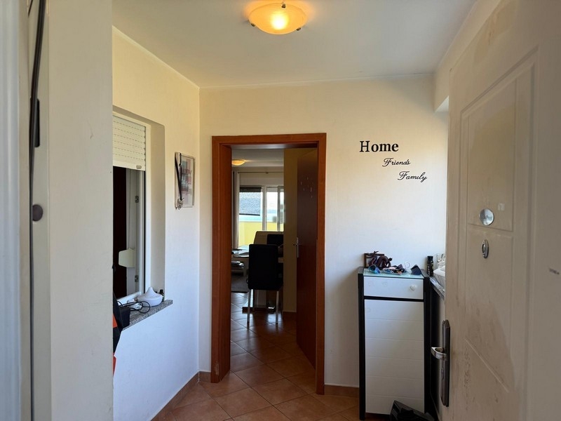 Entrée de l'appartement avec vue sur le séjour