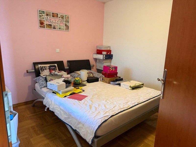 Chambre avec lit double et fenêtre