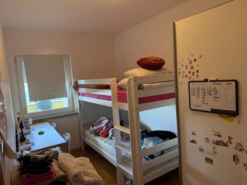 Chambre d'enfant avec lit superposé et fenêtre