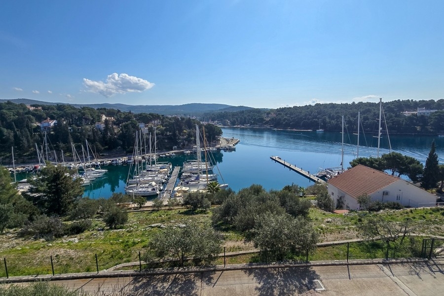 Vue sur la baie et le port de plaisance de Milna avec eau limpide et ponton