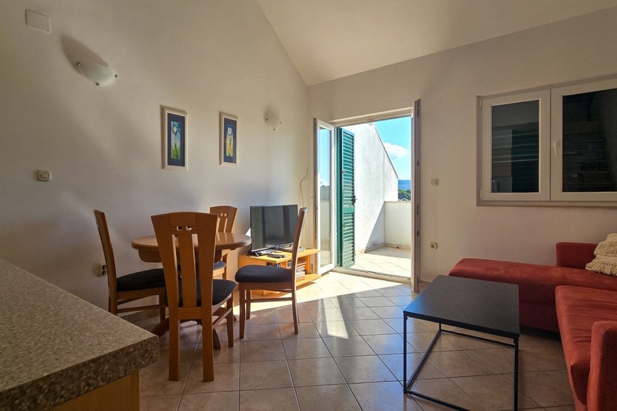 Salon avec accès au balcon et beaucoup de lumière naturelle