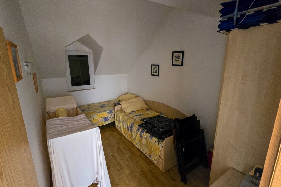 Second coin nuit avec lits simples sous les pans de toit inclinés