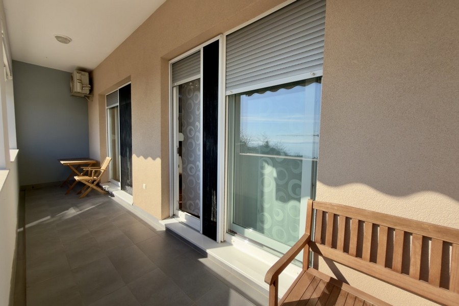 Loggia avec banc en bois et volets aux fenêtres
