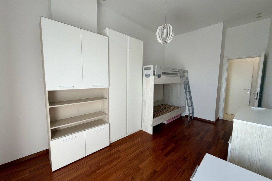 Chambre d'enfant avec lit superposé et parquet en bois clair