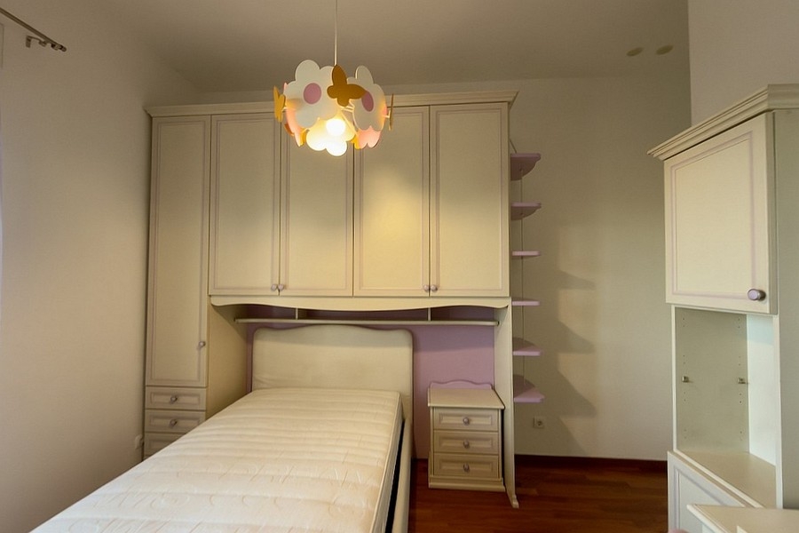 Chambre avec lit simple et placards intégrés sur mesure