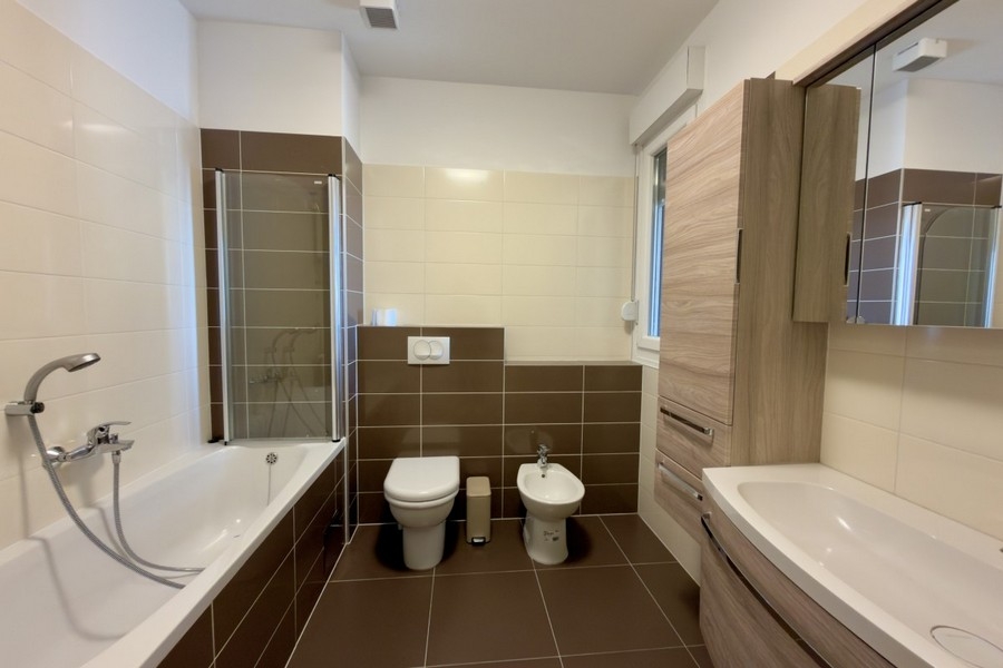 Salle de bains avec baignoire, douche, WC et bidet