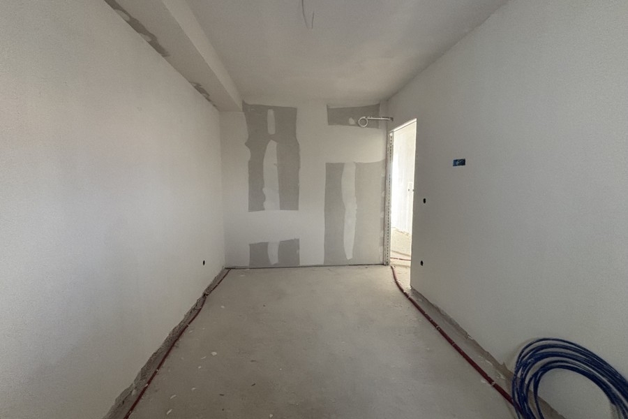 Pièce intérieure inachevée avec installations pour la cuisine ou la salle de bains