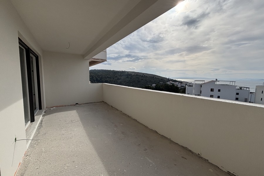 Terrasse couverte avec vue sur les environs et la mer