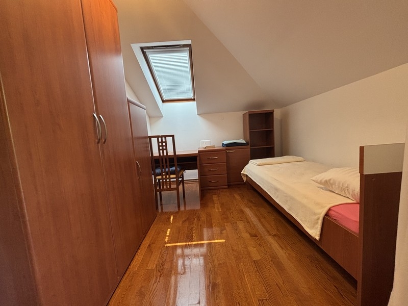 Autre chambre avec lit simple et mur en pente