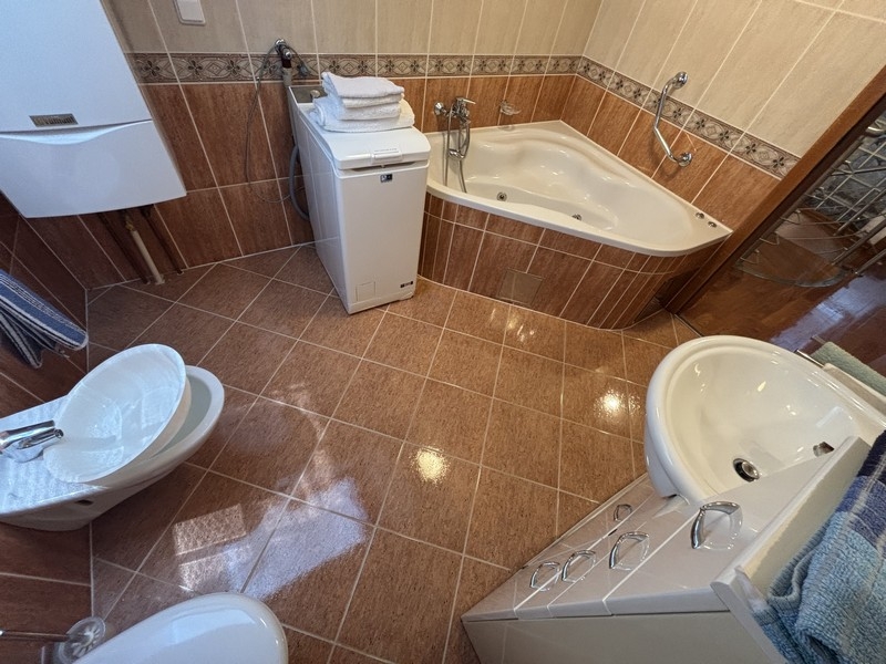 Salle de bains avec baignoire et sanitaires