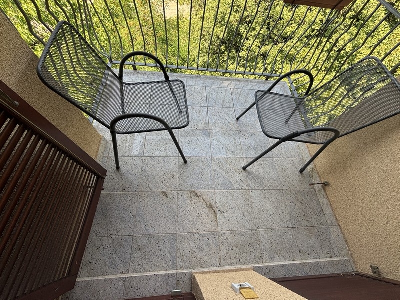 Balcon avec vue sur la verdure.