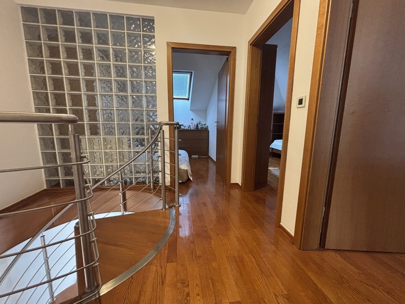 Couloir à l'étage avec mur en briques de verre